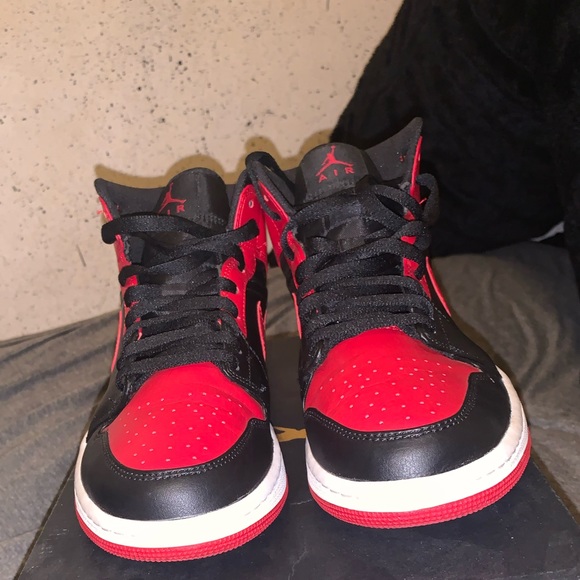 Air Jordan 1 Mid “Banned” - Picture 2 of 4
